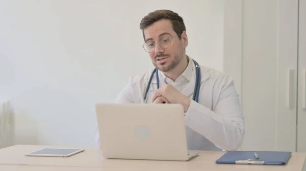 Médico Haciendo Video Chat Línea Clínica — Foto de Stock