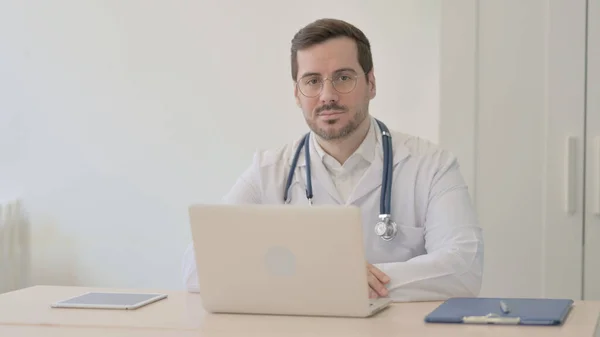 Arzt Schaut Mit Laptop Auf Kamera — Stockfoto