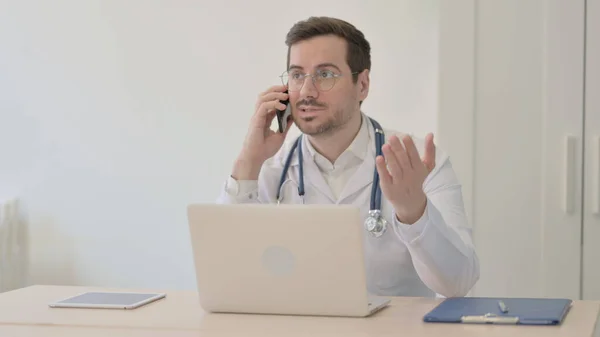 Dottore Parlando Telefono Durante Utilizzo Del Computer Portatile — Foto Stock
