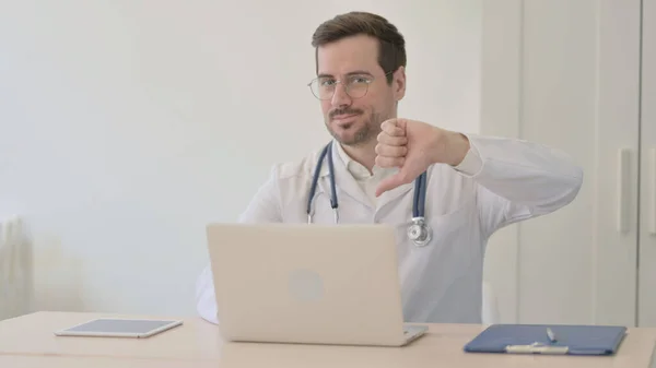 Lekarz Wstrząsający Głową Palcem Odrzuceniu Podczas Pracy Laptopie — Zdjęcie stockowe