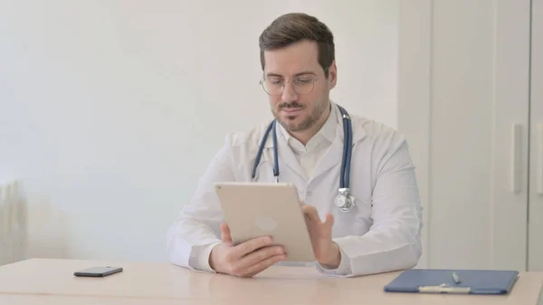 Klinikte Doktor Tarayıcı Tableti — Stok fotoğraf