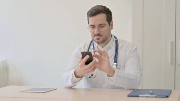 Doctor Navegación Smartphone Clínica — Foto de Stock
