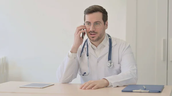 Dottore Che Parla Telefono Clinica — Foto Stock