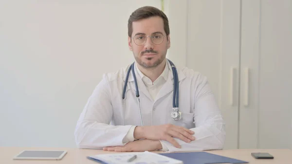 Arzt Blickt Sitzen Klinik Auf Kamera — Stockfoto