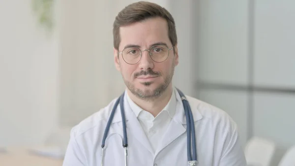 Retrato Médico Masculino Serio Clínica — Foto de Stock