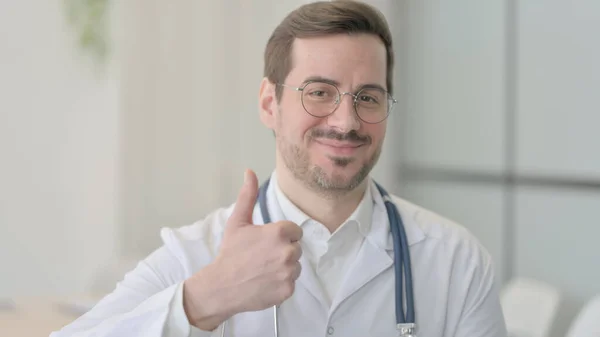 Portret Mężczyzny Lekarz Robi Kciuki Górę — Zdjęcie stockowe