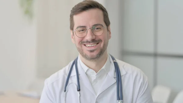 Portrét Usmívajícího Mužského Doktora Klinice — Stock fotografie