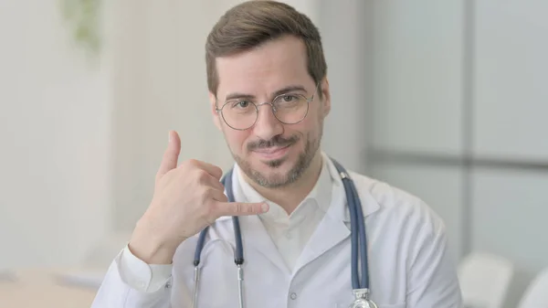Gesture Call Przez Lekarza — Zdjęcie stockowe