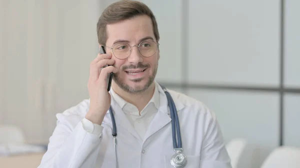 クリニックに電話で話している医師の肖像画 — ストック写真