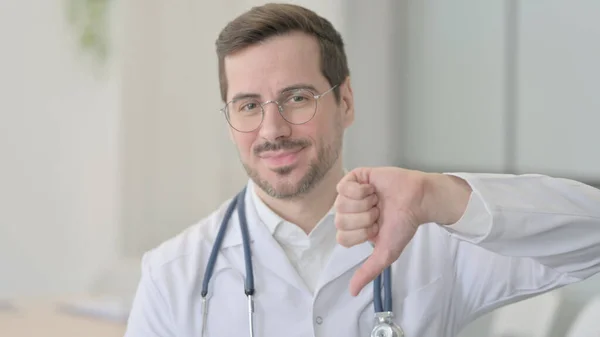 男性医師の肖像下に親指を行う — ストック写真