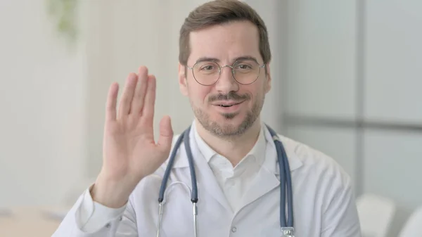 オンラインビデオチャットのための医師の手を振る — ストック写真
