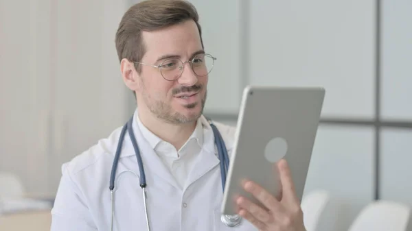 Online Video Chat Door Dokter Tablet — Stockfoto