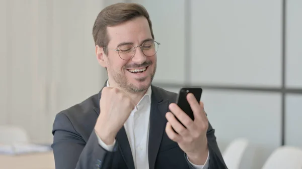 Retrato Del Hombre Negocios Reaccionando Pérdida Teléfono Inteligente — Foto de Stock