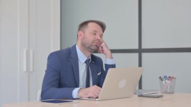 Yorgun İş Adamı Ofiste Otururken Uyuyor