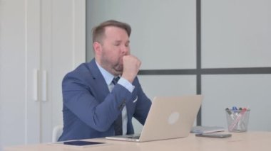 İş adamı Öksürük 'ü laptopta çalıştırıyor