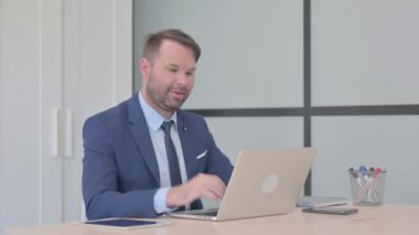 Bilgisayarda İşadamı tarafından çevrimiçi Video Sohbeti