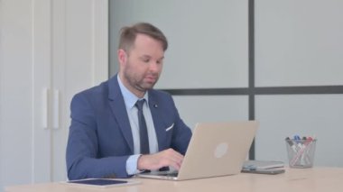 Dizüstü bilgisayarda İşadamından Başparmak Yukarı