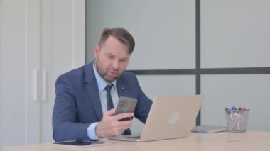 Sinirli İşadamı Telefonda Tartışıyor