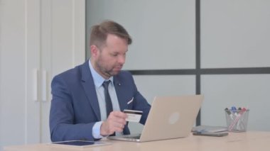 Bilgisayarda İşadamı Tarafından Başarısız Çevrimiçi Alışveriş