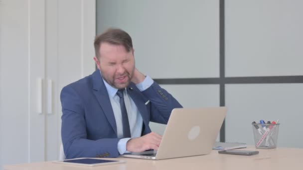 Businessman Neck Pain Working Laptop — Stock Video