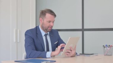 Tablet 'te Başarı Kutlaması İşadamı