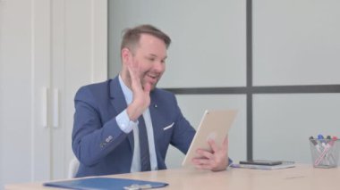 İşadamı tarafından Tablet 'te Çevrimiçi Video Sohbeti