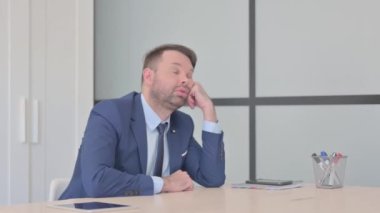 Yorgun İşadamı Ofiste Uyuyor, Dinlenmem lazım