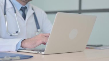 Bilgisayarda Çalışan Doktorun Kapanışı