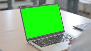Yeşil Ekran ile Doktor Laptop Kullanıyor