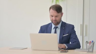 dizüstü bilgisayarda çalışan meşgul işadamı