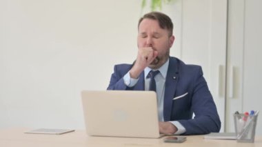 İş adamı Öksürük 'ü laptopta çalıştırıyor