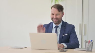 Bilgisayarda İşadamı tarafından çevrimiçi Video Sohbeti