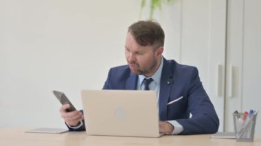 Sinirli İşadamı Telefonda Tartışıyor
