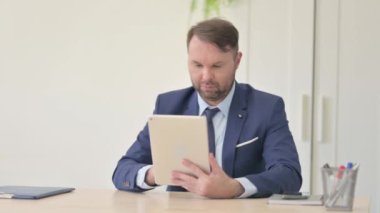 Tablet PC kullanan Neşeli İşadamı