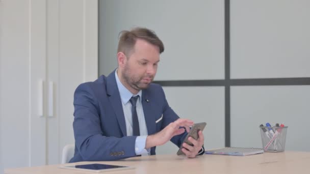 Forretningsmand Fejrer Succes Smartphone – Stock-video