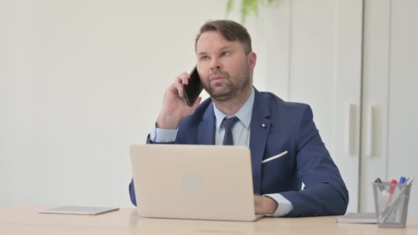 Homme Affaires Parlant Téléphone Travail — Video