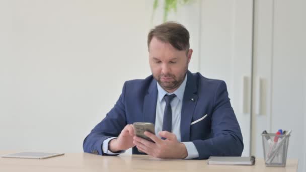 Geschäftsmann Nutzt Smartphone Bei Der Arbeit — Stockvideo