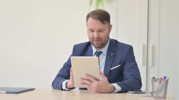 Businessman Celebrating Success Tablet — Stock Video