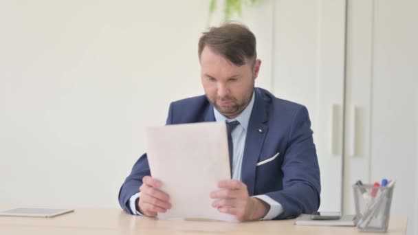 Üzletember Dokumentumok Olvasása Munkahelyen Papírmunka — Stock videók
