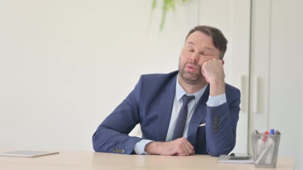 Unavený Podnikatel Spí Kanceláři Potřebují Odpočinek — Stock video