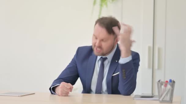 Öfkeli Şadamı Hüsrana Uğradı Ofiste Oturuyor — Stok video