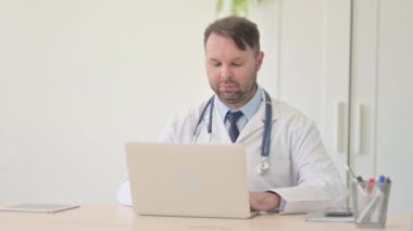Laptop 'ta çalışan Meşgul Genç Doktor