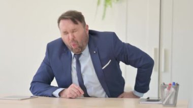 Ofiste Sırt Ağrısı Olan İşadamı