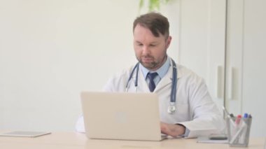 Laptop 'ta Genç Doktor' un Çevrimiçi Video Sohbeti