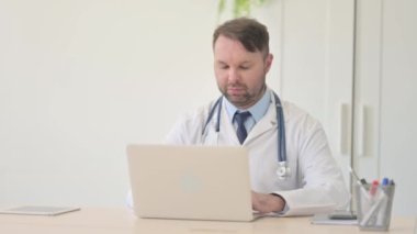 Hayır, Genç Doktor El Sallıyor 'u İş yerinde Reddetmek.