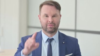 Buisnessman 'ın Portresi Yeni İnsanları Davet Ediyor
