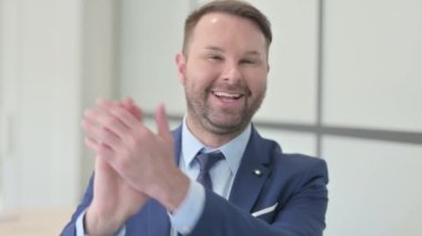 Heyecanlı İşadamı Takımını Alkışlıyor