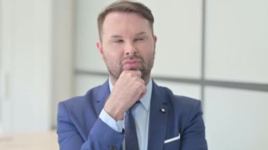 Yeni Bir Fikir Düşünen Düşünceli İşadamı Portresi