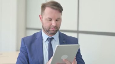 Tablet PC kullanan İşadamının Portresi