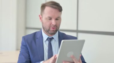 Tabletteki Kayıptan Üzüntü İşadamı Portresi